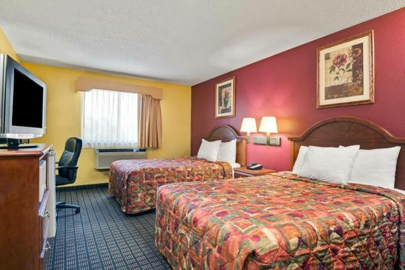 Travelodge By Wyndham Torrington Exterior photo